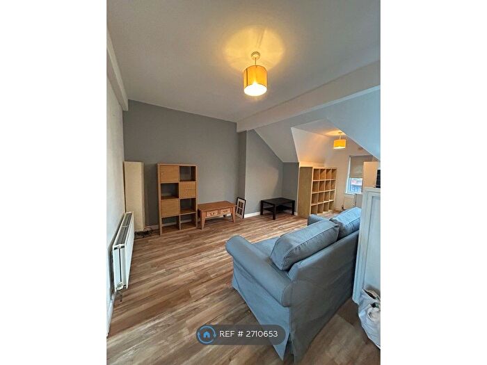 1 Bedroom Flat To Rent In Oakwood Avenue, Leeds, LS8