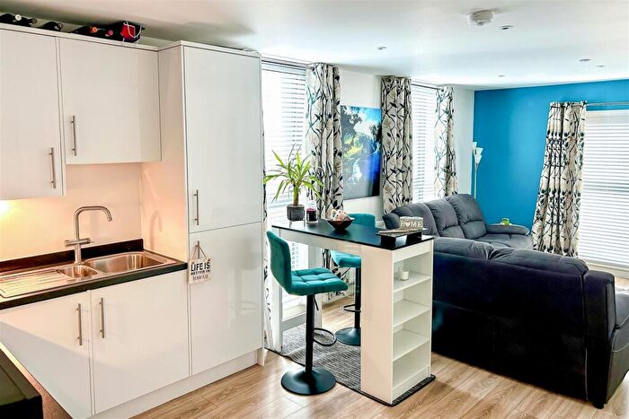 1 Bedroom Flat For Sale In North Street, Horsham, RH13