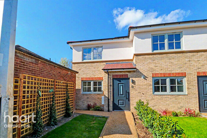 3 Bedroom End Of Terrace House For Sale In Hainault Street, London, SE9