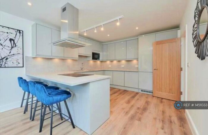 4 Bedroom Flat To Rent In Hendon Way London, London, NW4