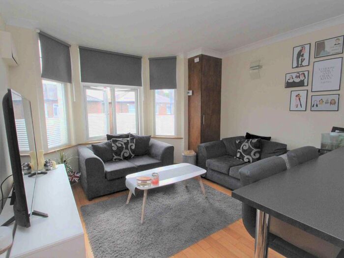 2 Bedroom Flat To Rent In Manor Road, Richmond, TW9