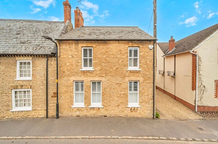 4 Bedroom Detached House For Sale In High Street, Harrold, MK43