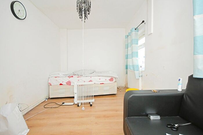 3 Bedroom Flat For Sale In Catford Hill, London, SE6