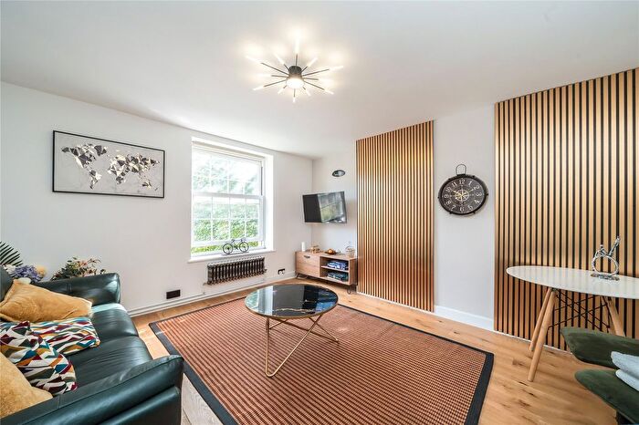 2 Bedroom Flat To Rent In Gosling Way, London, SW9
