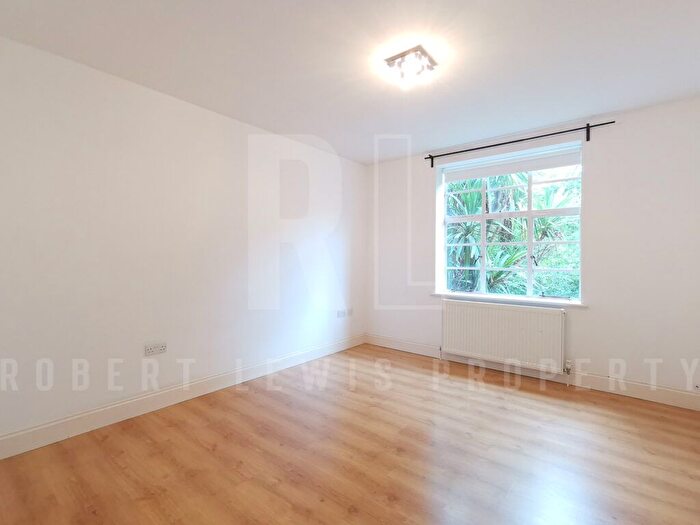 3 Bedroom Flat To Rent In Three Bedroom Apartment – Brookland Rise, London, NW11