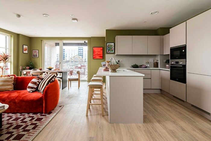 3 Bedroom Flat To Rent In Masonry Place, Hayes, UB3