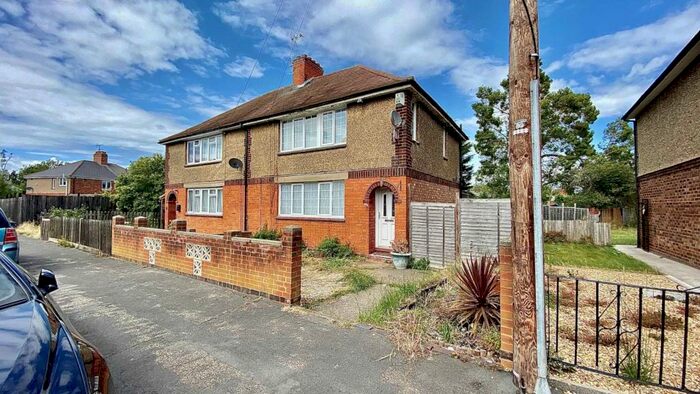 4 Bedroom Semi-Detached House To Rent In Boundary Avenue, Rushden, NN10