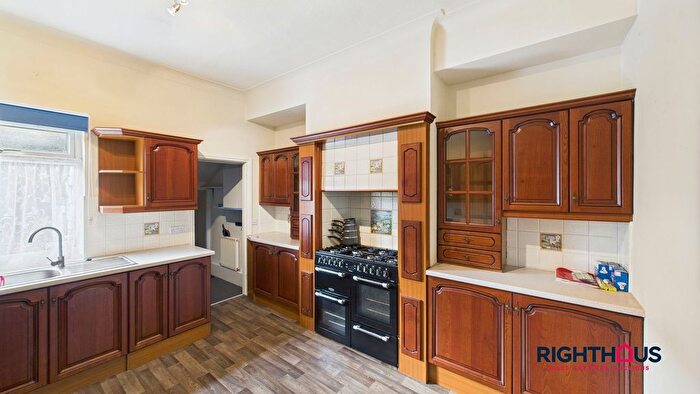 2 Bedroom Semi Detached House To Rent In Hutton Road, Bradford, BD5