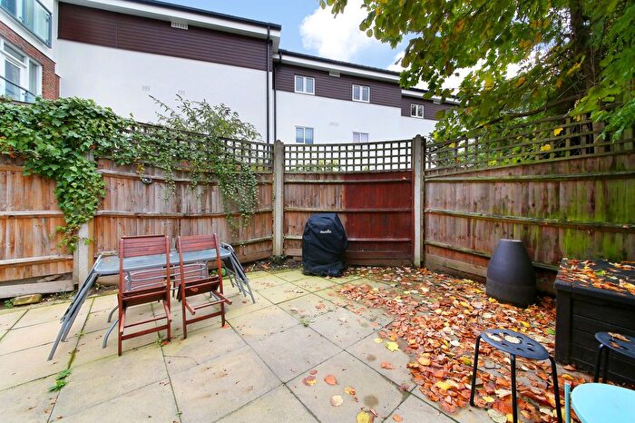 1 Bedroom Flat To Rent In Union Road, Clapham North, SW4