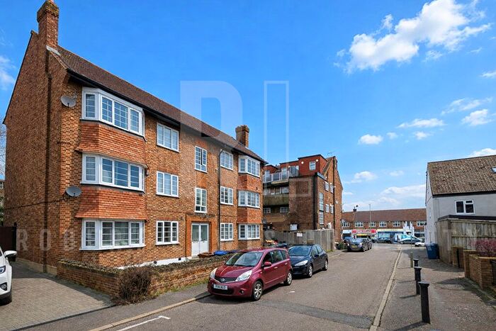 2 Bedroom Flat To Rent In Marlborough Gardens, London, N20