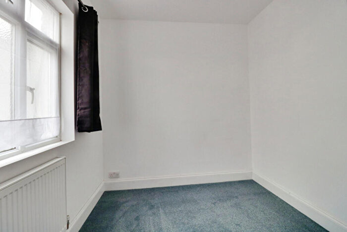 2 Bedroom Flat To Rent In London Road, Leigh-on-sea, SS9