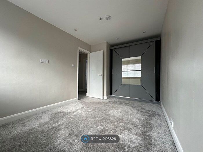 3 Bedroom Flat To Rent In Empire Road, London Perivale, UB6