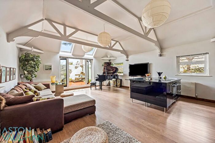 2 Bedroom Flat For Sale In The Cliff, Brighton, BN2