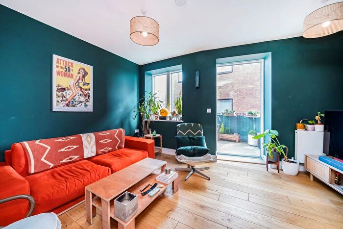 3 Bedroom Flat For Sale In Well Street, Hackney, E9