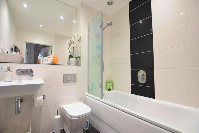 1 Bedroom Flat To Rent In Cygnet House, Drake Way, Reading, Berkshire, RG2