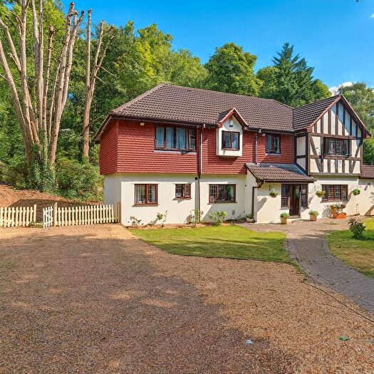 5 Bedroom Detached House For Sale In Brenchley Close, Chislehurst, BR7