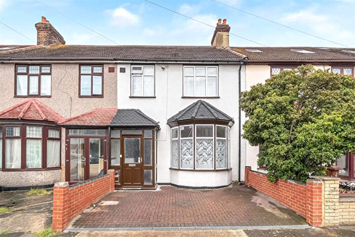 3 Bedroom Terraced House For Sale In Aldersey Gardens, Barking, IG11
