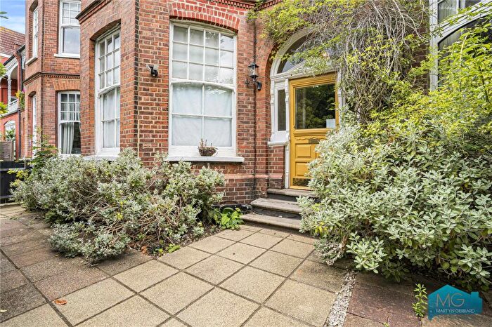 2 Bedroom Apartment For Sale In Queens Avenue, London, N10