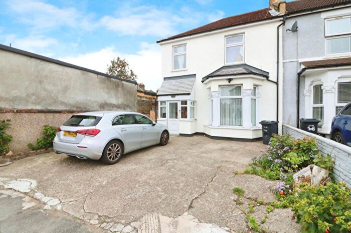 5 Bedroom End Of Terrace House For Sale In Grosvenor Road, Ilford, IG1