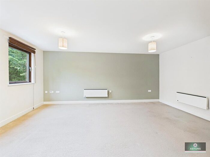 2 Bedroom Flat For Sale In Oakwood Court, Crawley, RH11