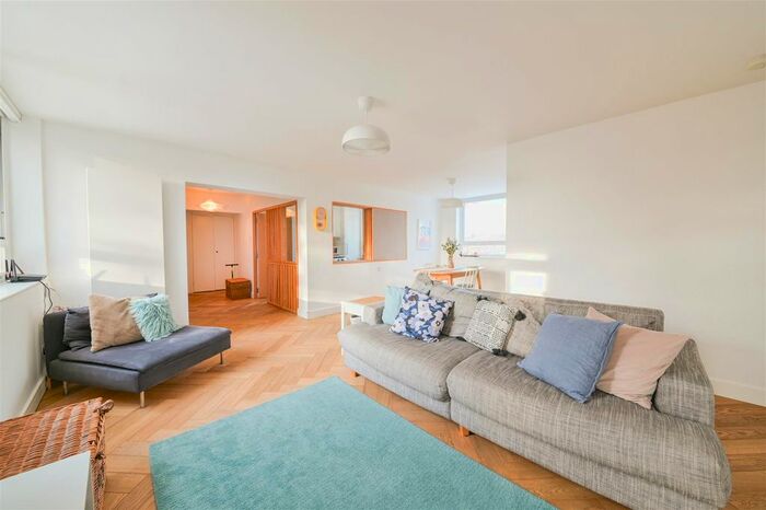 3 Bedroom Property To Rent In Great North Road, London, N2