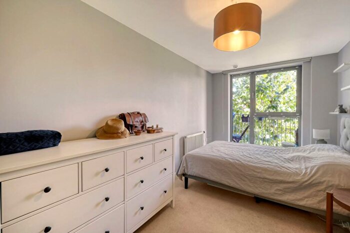 2 Bedroom Apartment To Rent In Fulneck Place, Stepney Green, E1