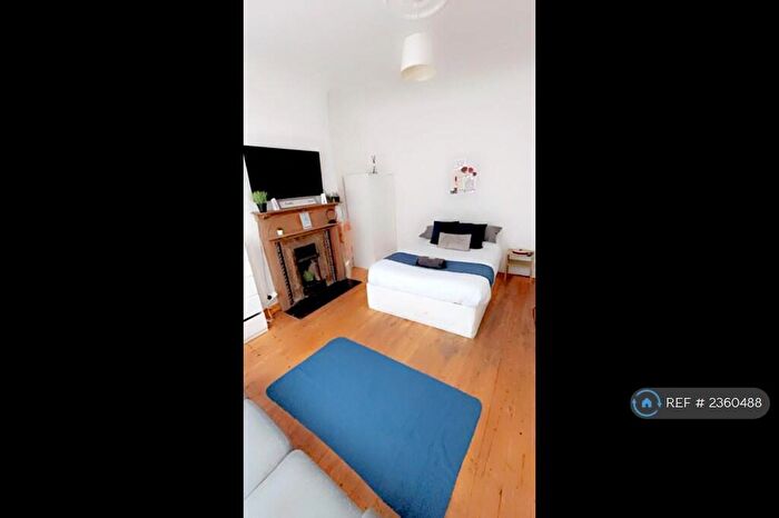 5 Bedroom Semi-Detached House To Rent In Fernlea Road, London, SW12