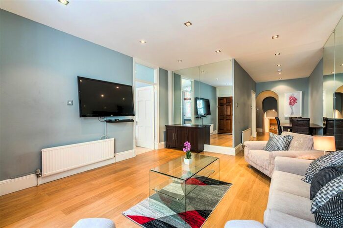 3 Bedroom Flat To Rent In Bickenhall Street, Marylebone, London, W1U