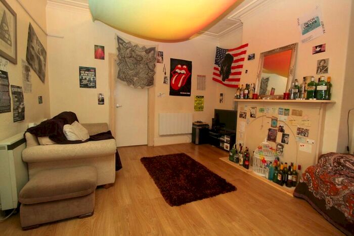 1 Bedroom Flat To Rent In Ebberston Terrace, Hyde Park, Leeds, LS6