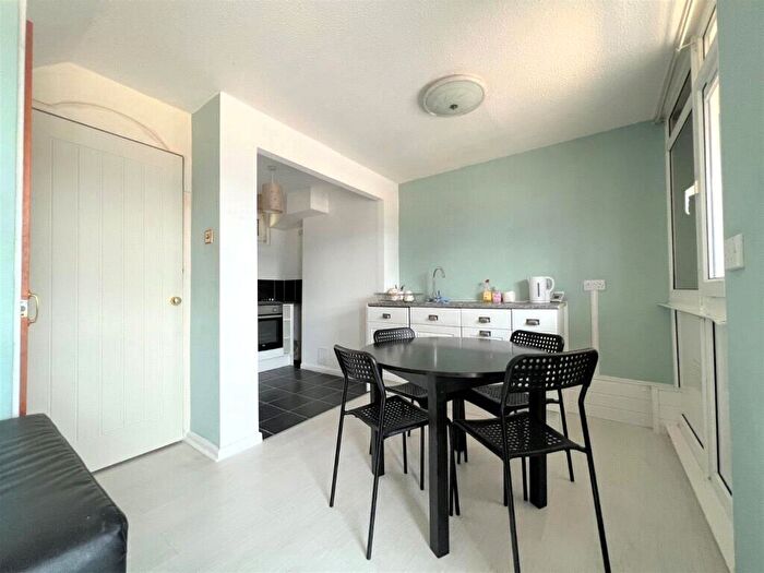 3 Bedroom Flat To Rent In Crown Street, Portsmouth, Hampshire, PO1