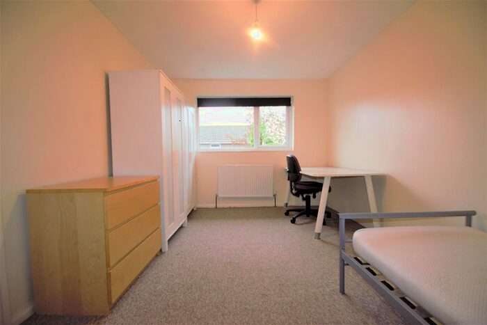 5 Bedroom Terraced House To Rent In Chapel House Close, Guildford, GU2