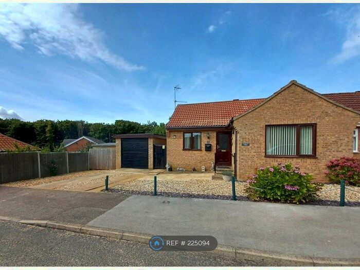 3 Bedroom Bungalow To Rent In Harry's Way, Hunstanton, PE36