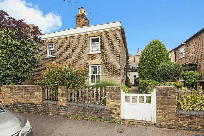 2 Bedroom Flat To Rent In Commondale, London, SW15