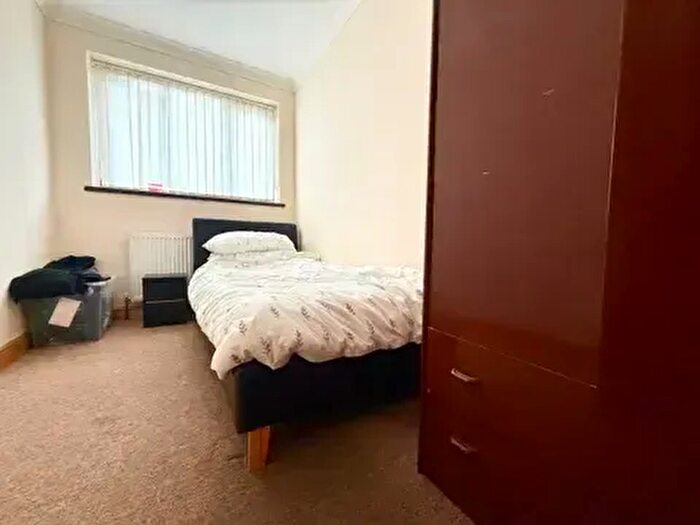 5 Bedroom Semi-Detached House To Rent In Halfway Avenue, LU4