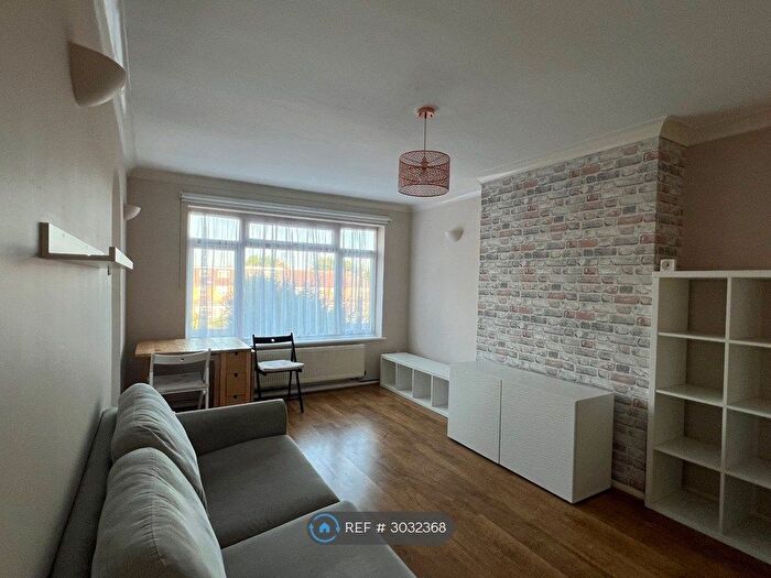 2 Bedroom Flat To Rent In Dorchester Gardens, London, E4