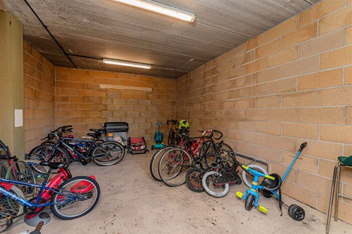 2 Bedroom Flat For Sale In Lanark Court, Dairy Close, Enfield, EN3