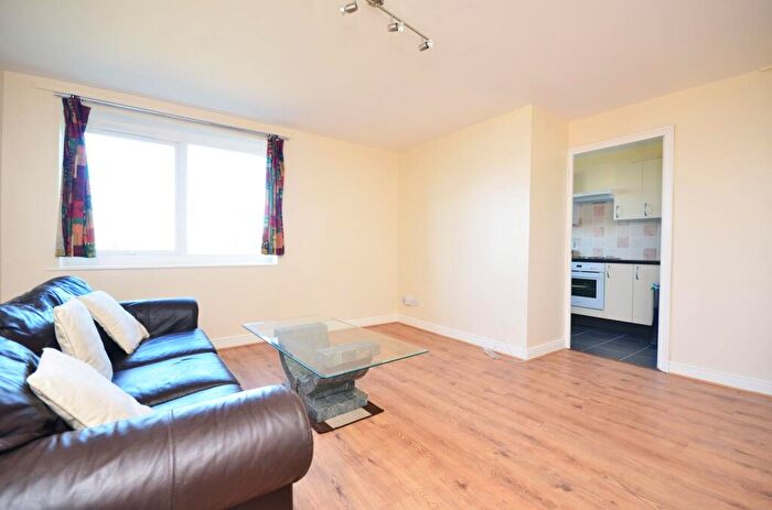 2 Bedroom Flat To Rent In Ferguson Close, Isle Of Dogs, London, E14