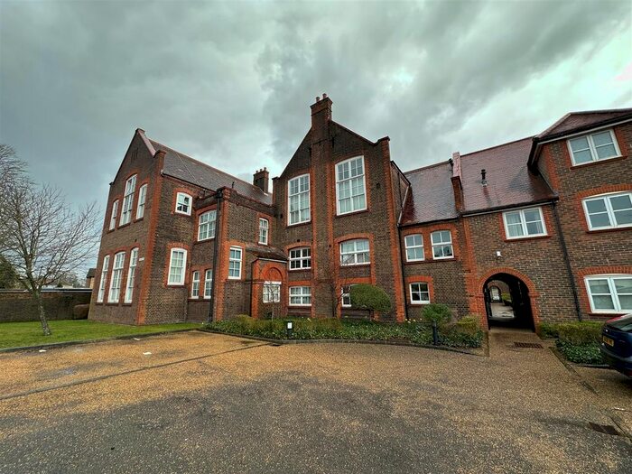 1 Bedroom Flat To Rent In College Yard, Gammons Lane, Watford, WD24