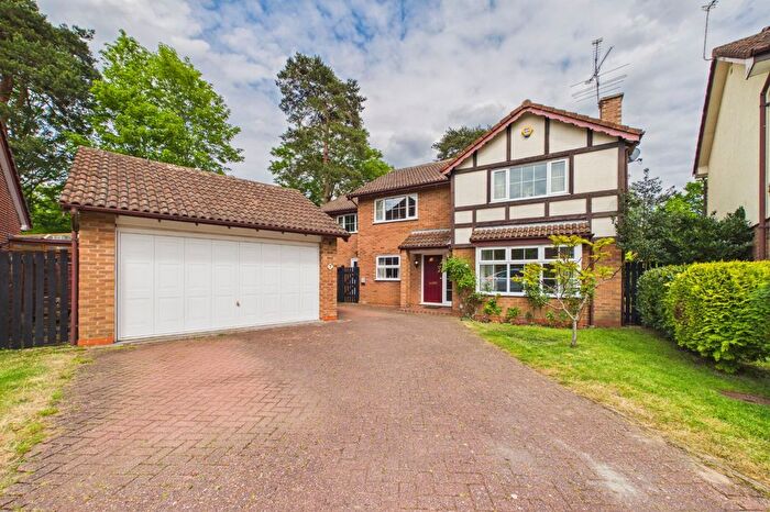 5 Bedroom Detached House For Sale In Thorpe Close, Wokingham, Berkshire, RG41