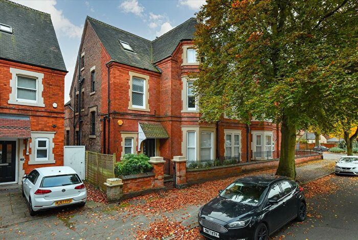 5 Bedroom Semi-Detached House To Rent In Hamilton Drive, The Park, NG7