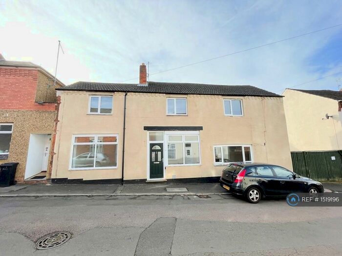 4 Bedroom Terraced House To Rent In Cobden Street, Kettering, NN16