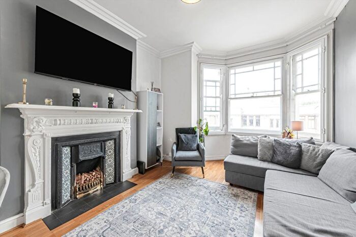 2 Bedroom Flat To Rent In East Hill, Wandsworth, SW18