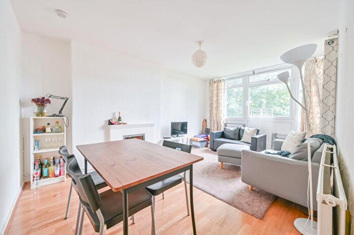 3 Bedroom Flat To Rent In Dickens Estate, Bermondsey, London, SE16