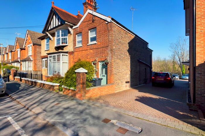 1 Bedroom Flat To Rent In Grosvenor Road, East Grinstead, RH19