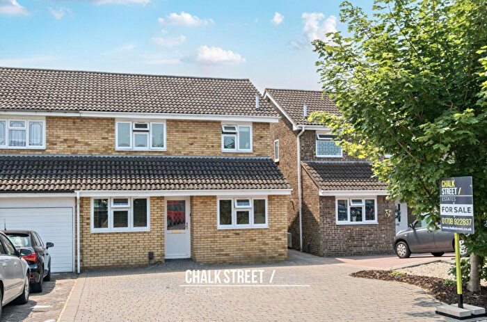 4 Bedroom Semi-Detached House For Sale In Hitherwood Close, Hornchurch, RM12