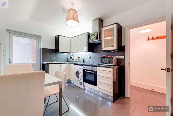 2 Bedroom Apartment To Rent In Whitechapel Road, Whitechapel, London, E1