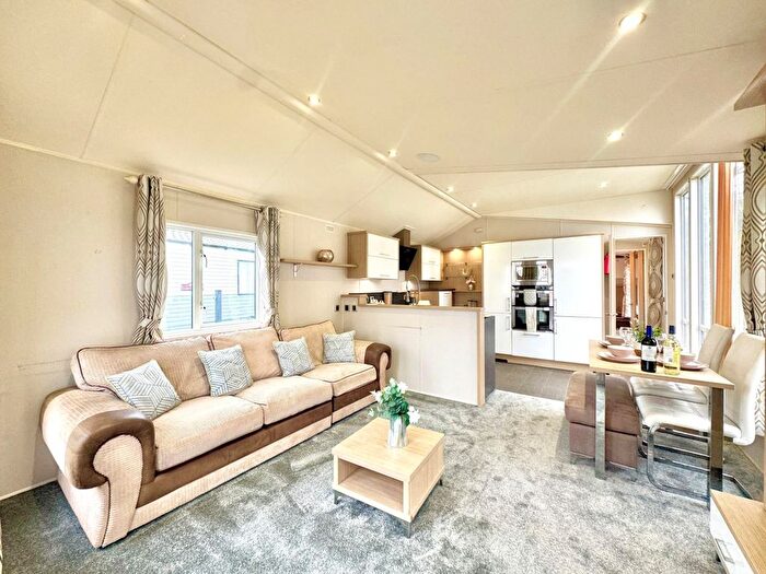 2 Bedroom Mobile/park Home For Sale In Colchester Road, St. Osyth, Clacton-On-Sea, CO16