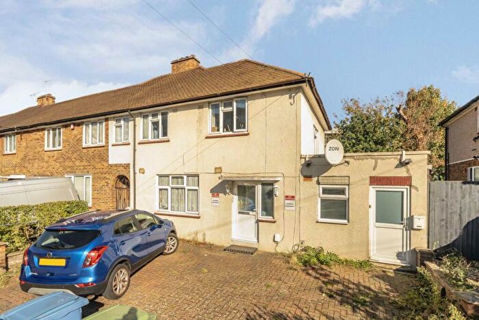 Flat To Rent In Blanchedowne, Blanchedowne, SE5