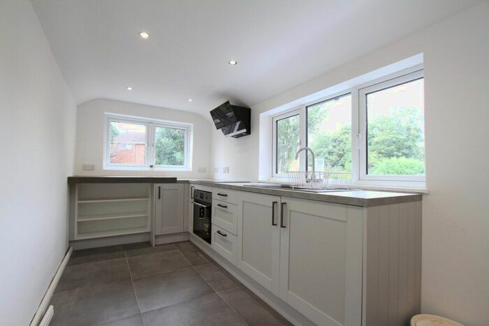 2 Bedroom Flat To Rent In Warwick Road, Banbury, Oxon, OX16