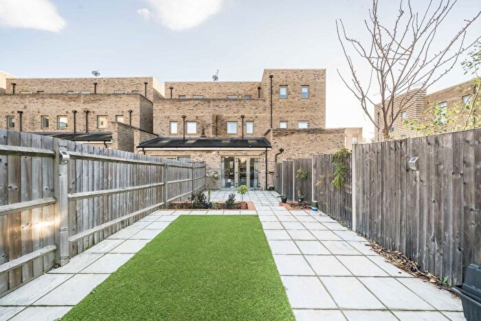 3 Bedroom Terraced House For Sale In Edgecumbe Avenue, Edgware, NW9